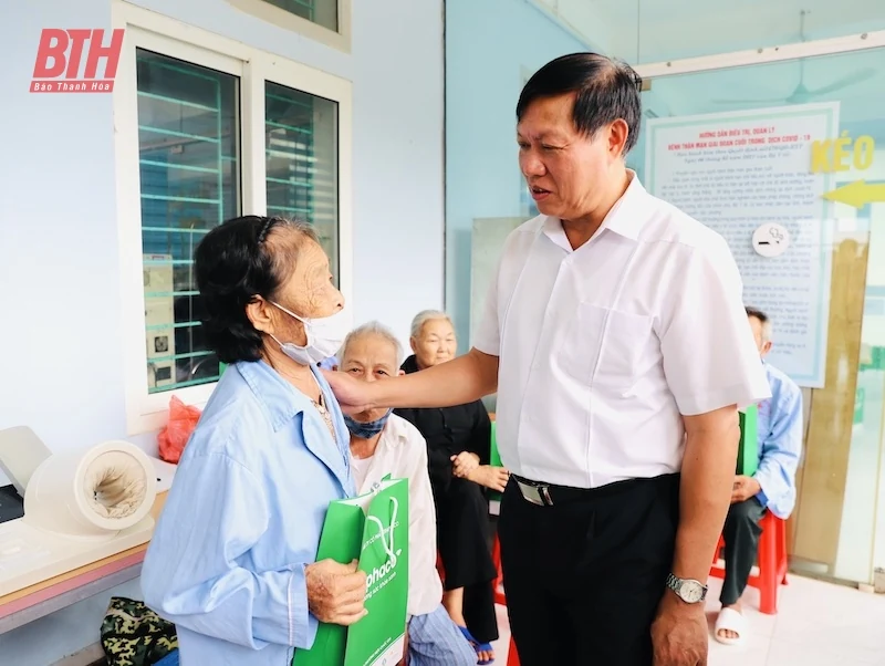 Thứ trưởng Bộ Y tế Đỗ Xuân Tuyên trao tặng thiết bị y tế cho Bệnh viện Đa khoa huyện Thọ Xuân