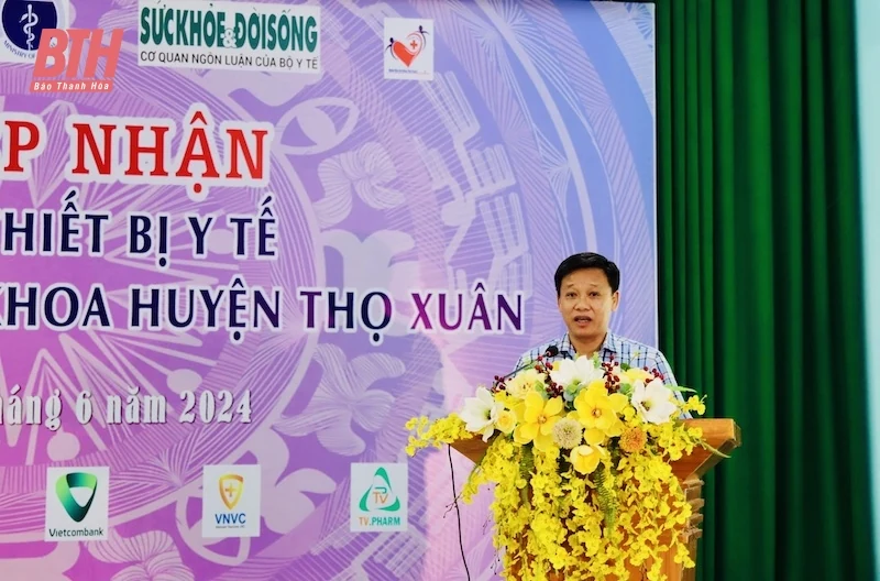 Thứ trưởng Bộ Y tế Đỗ Xuân Tuyên trao tặng thiết bị y tế cho Bệnh viện Đa khoa huyện Thọ Xuân