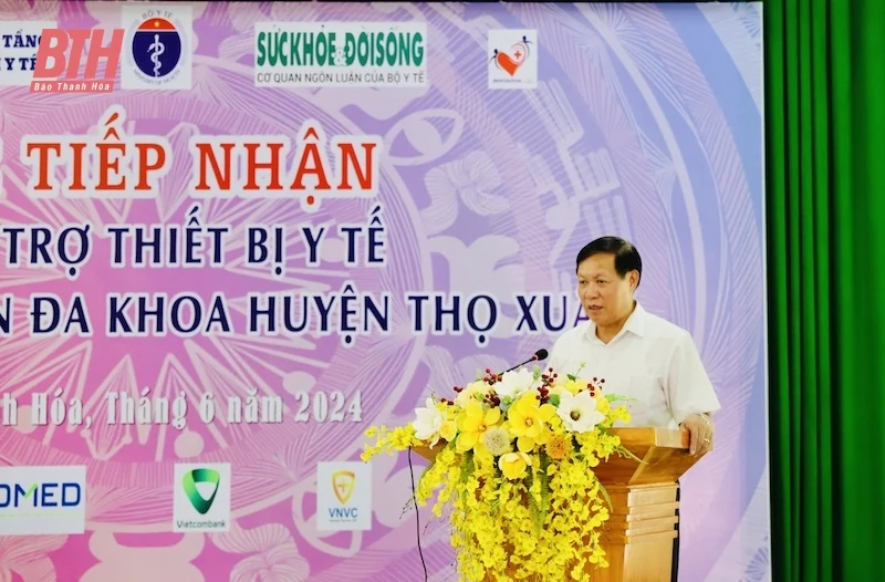 Thứ trưởng Bộ Y tế Đỗ Xuân Tuyên trao tặng thiết bị y tế cho Bệnh viện Đa khoa huyện Thọ Xuân