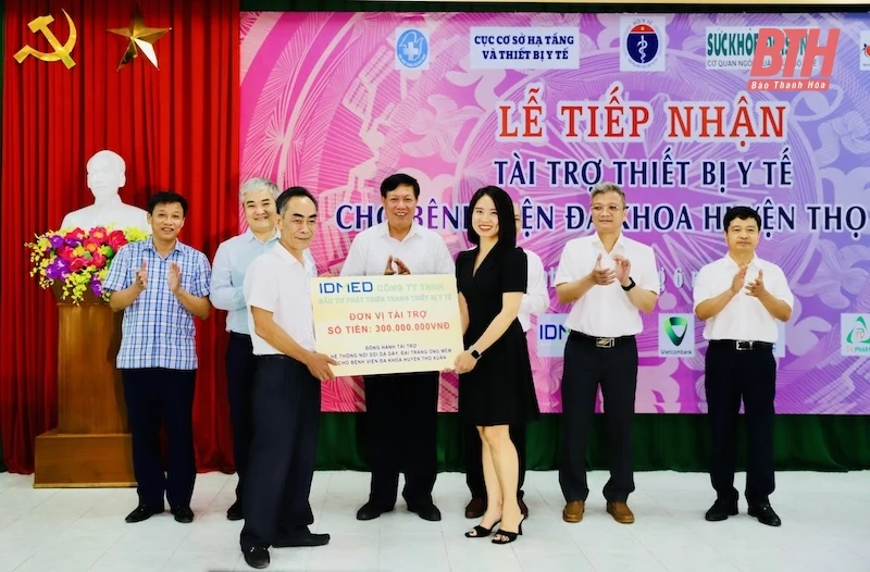 Thứ trưởng Bộ Y tế Đỗ Xuân Tuyên trao tặng thiết bị y tế cho Bệnh viện Đa khoa huyện Thọ Xuân