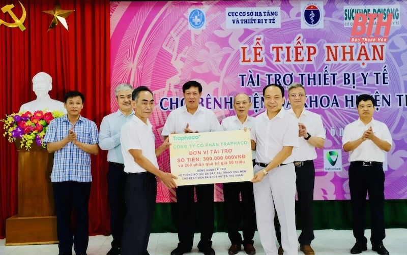 Thứ trưởng Bộ Y tế Đỗ Xuân Tuyên trao tặng thiết bị y tế cho Bệnh viện Đa khoa huyện Thọ Xuân