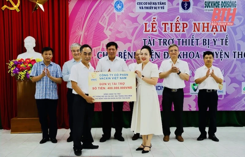 Thứ trưởng Bộ Y tế Đỗ Xuân Tuyên trao tặng thiết bị y tế cho Bệnh viện Đa khoa huyện Thọ Xuân