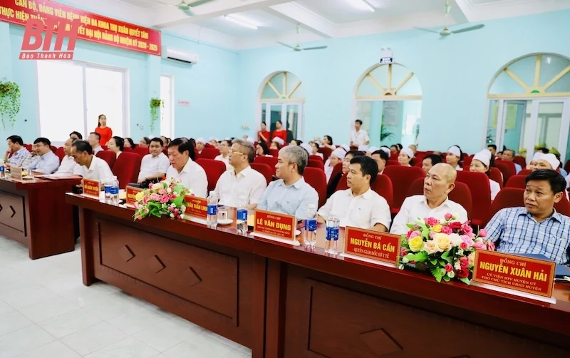 Thứ trưởng Bộ Y tế Đỗ Xuân Tuyên trao tặng thiết bị y tế cho Bệnh viện Đa khoa huyện Thọ Xuân