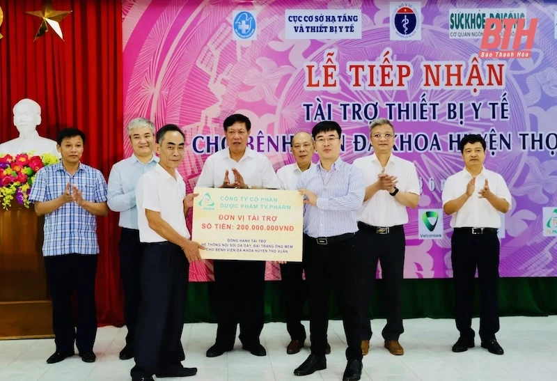 Thứ trưởng Bộ Y tế Đỗ Xuân Tuyên trao tặng thiết bị y tế cho Bệnh viện Đa khoa huyện Thọ Xuân