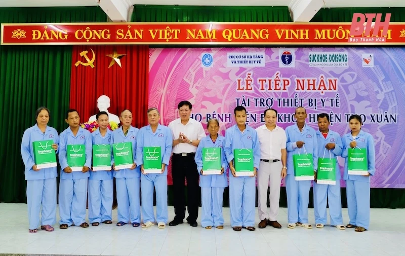 Thứ trưởng Bộ Y tế Đỗ Xuân Tuyên trao tặng thiết bị y tế cho Bệnh viện Đa khoa huyện Thọ Xuân