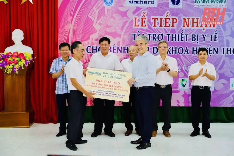 Thứ trưởng Bộ Y tế Đỗ Xuân Tuyên trao tặng thiết bị y tế cho Bệnh viện Đa khoa huyện Thọ Xuân