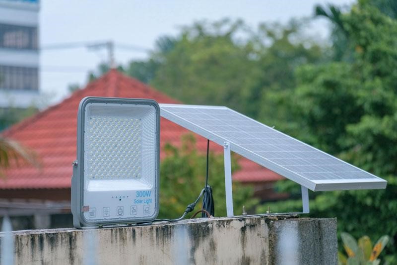 DMT Solar - Đơn vị cung cấp đèn pha năng lượng mặt trời chính hãng
