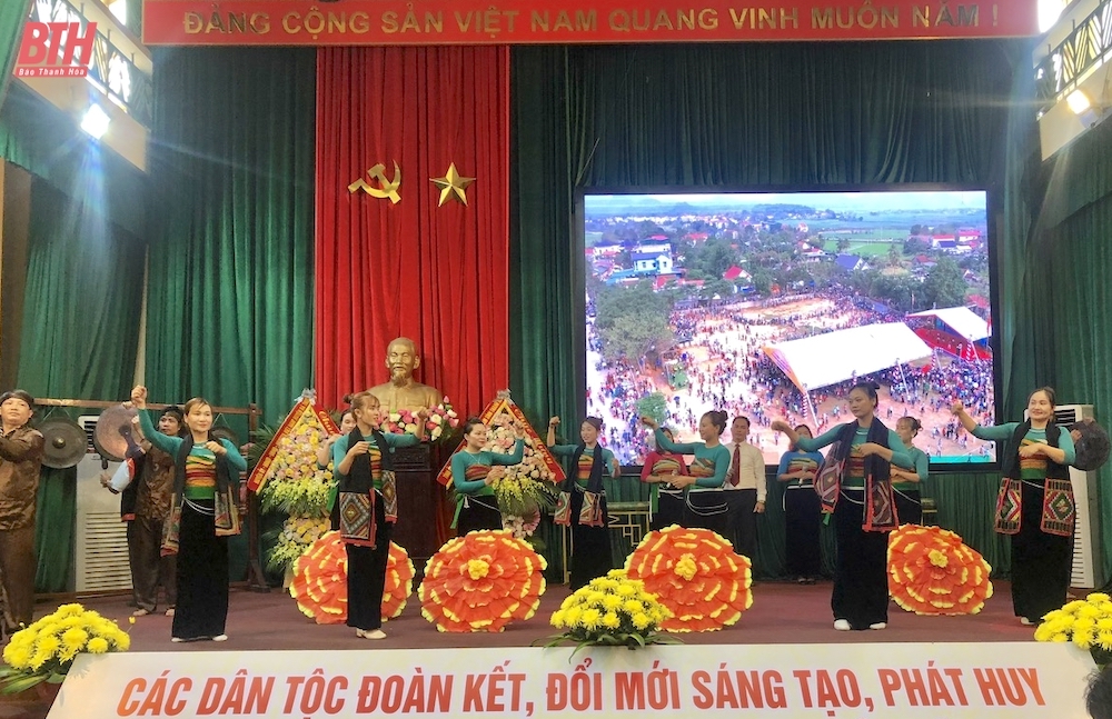 Phó Bí thư Tỉnh ủy Trịnh Tuấn Sinh dự Đại hội đại biểu các dân tộc thiểu số huyện Bá Thước lần thứ IV