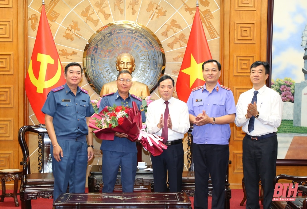 Phó Bí thư Thường trực Tỉnh uỷ, Trưởng Đoàn ĐBQH tỉnh Lại Thế Nguyên tiếp Đoàn công tác VKSND tỉnh Hủa Phăn