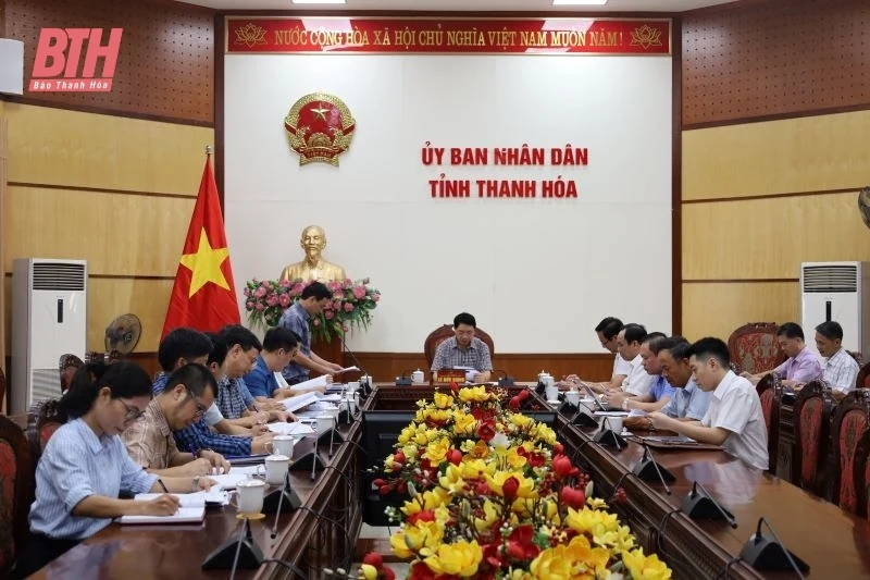 Phó Chủ tịch UBND tỉnh Lê Đức Giang nghe báo cáo việc đề nghị ban hành Quyết định phân cấp và giao quản lý, khai thác công trình thủy lợi