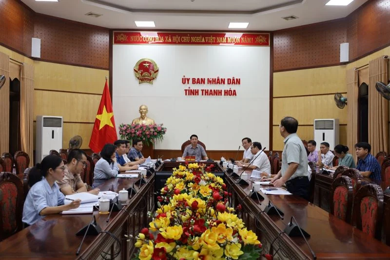 Phó Chủ tịch UBND tỉnh Lê Đức Giang nghe báo cáo việc đề nghị ban hành Quyết định phân cấp và giao quản lý, khai thác công trình thủy lợi
