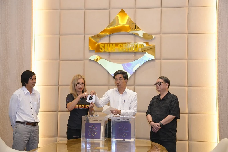 Những khoảnh khắc “bất phân thắng bại” trong phần thi pháo hoa của hai đội lọt vào chung kết DIFF 2024