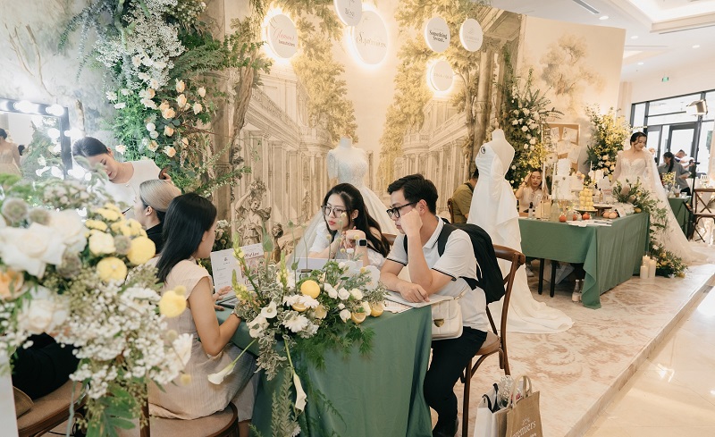 Các cặp đôi nô nức rủ nhau tham gia trải nghiệm xu hướng cưới mới tại Almaz Wedding Fair 2024