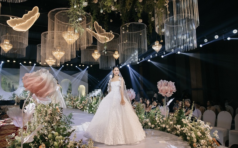 Các cặp đôi nô nức rủ nhau tham gia trải nghiệm xu hướng cưới mới tại Almaz Wedding Fair 2024