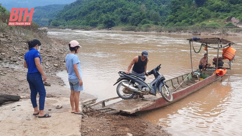 Cận cảnh bà con lên đò vượt sông Mã