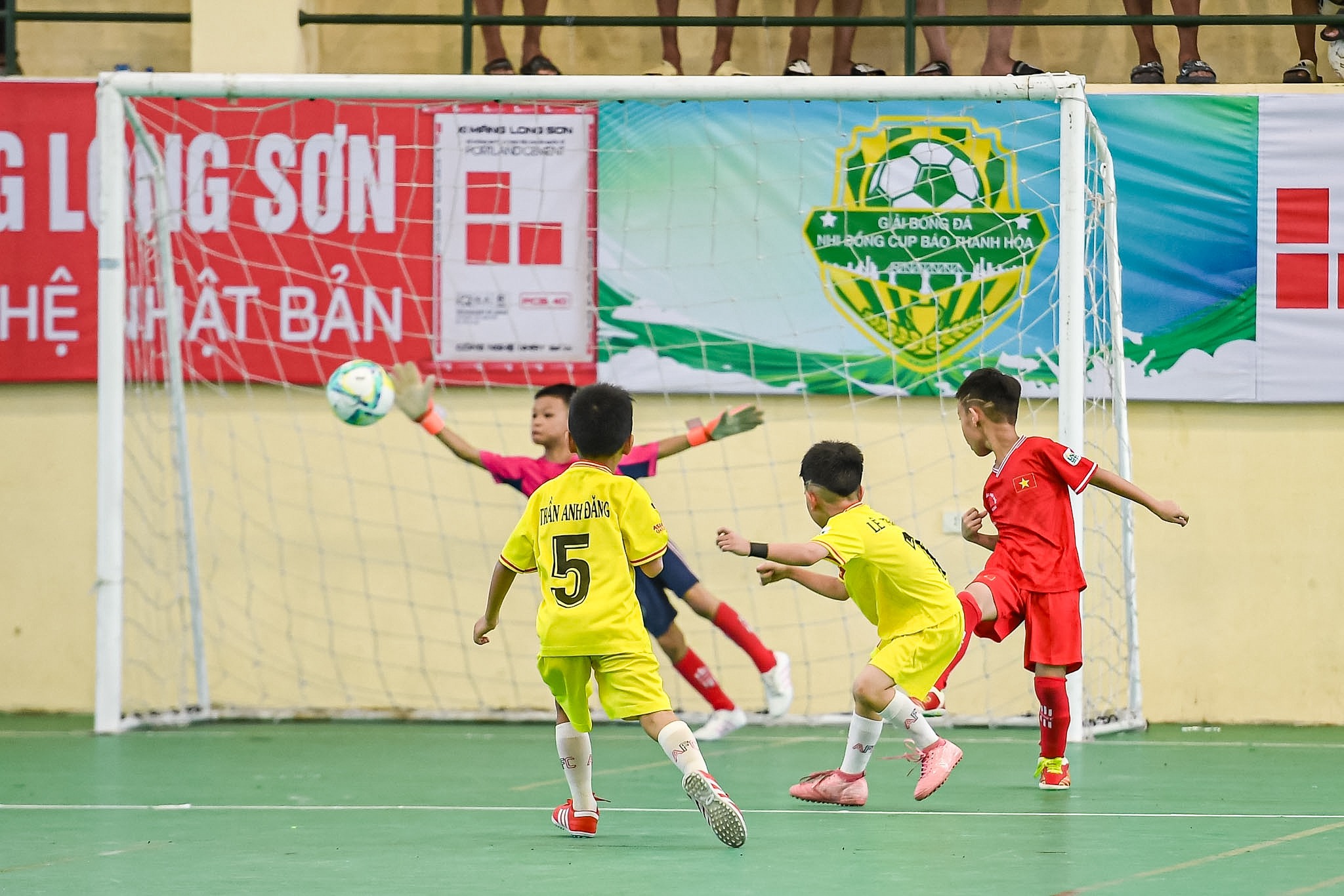 Chủ nhà U8 Thiệu Hóa rượt đuổi tỉ số gay cấn trong trận khai mạc Giải bóng đá Nhi đồng Cup Báo dang nhap m88 lần thứ III - năm 2024