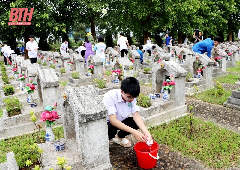 Hơn 200 cán bộ, hội viên phụ nữ dọn vệ sinh và chăm sóc các phần mộ tại Nghĩa trang liệt sĩ Hàm Rồng