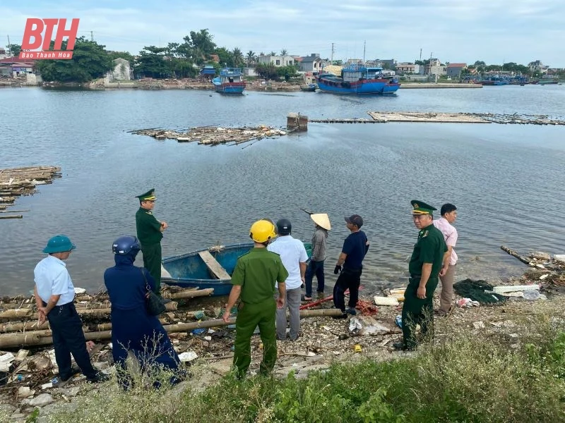Tháo dỡ bè, mảng trái phép tại Khu neo đậu tránh trú bão cho tàu cá Lạch Bạng