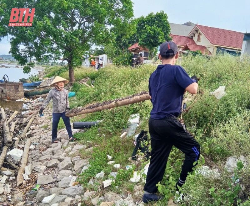 Tháo dỡ bè, mảng trái phép tại Khu neo đậu tránh trú bão cho tàu cá Lạch Bạng