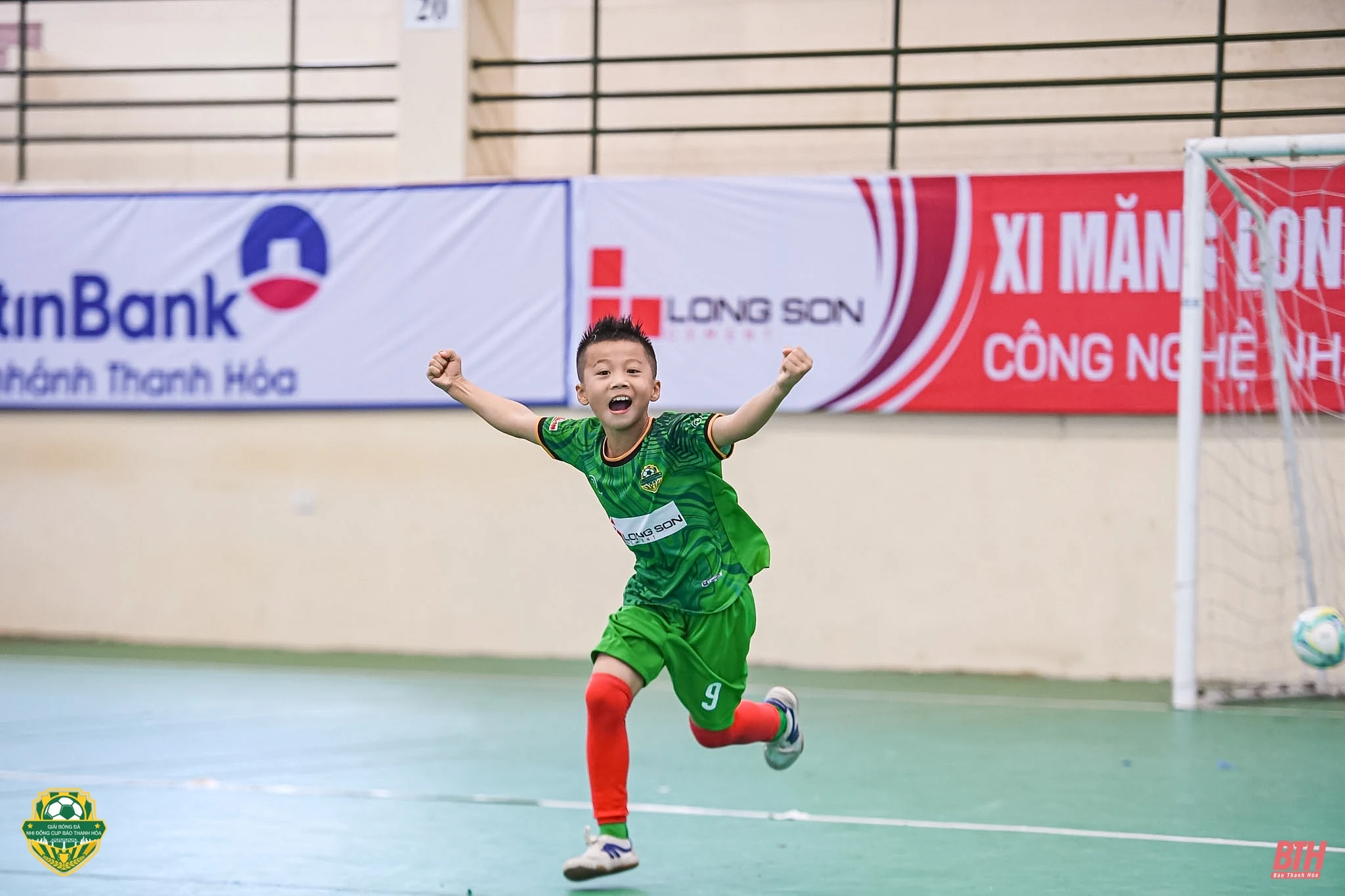 Khoảnh khắc cảm xúc: Nụ cười người chiến thắng, nước mắt người thua cuộc