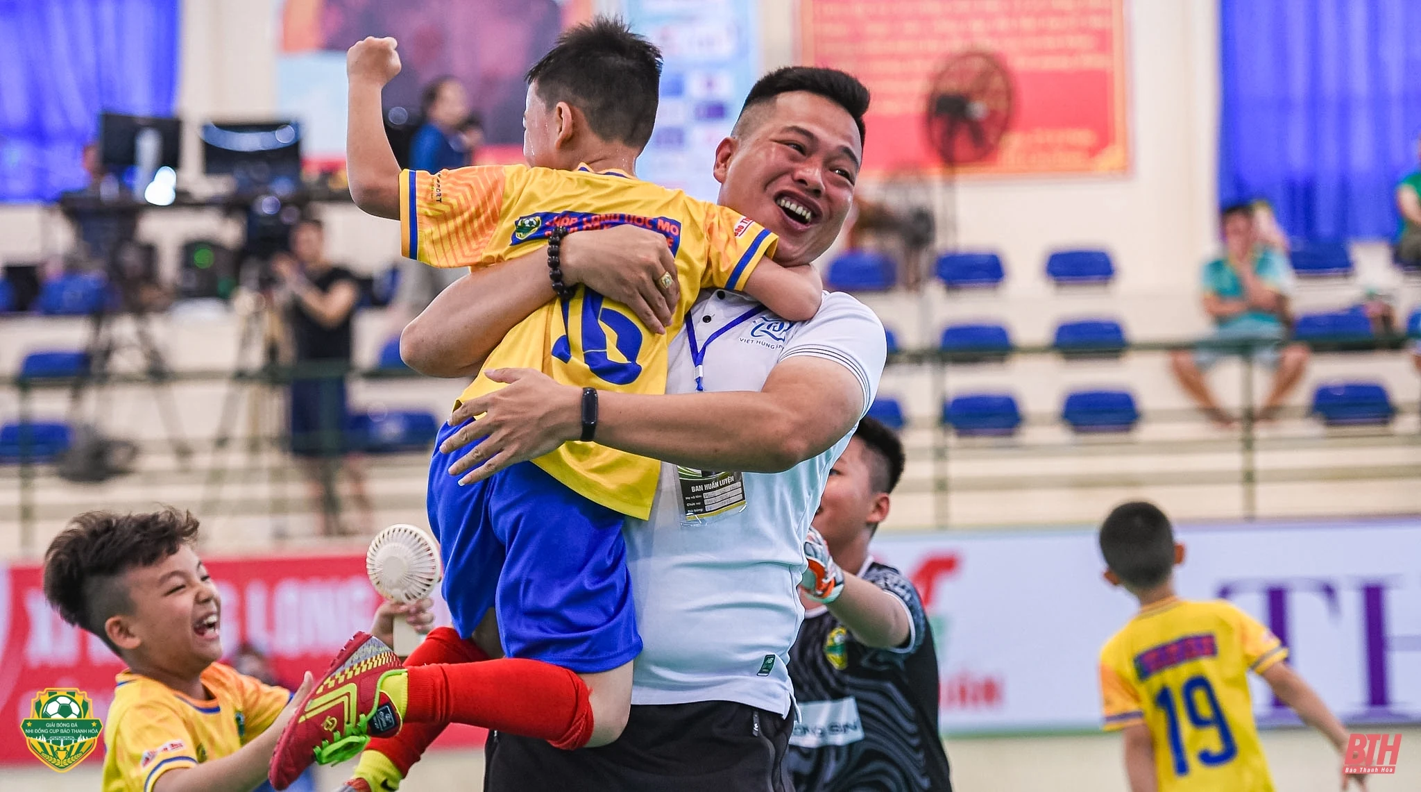 Khoảnh khắc cảm xúc: Nụ cười người chiến thắng, nước mắt người thua cuộc