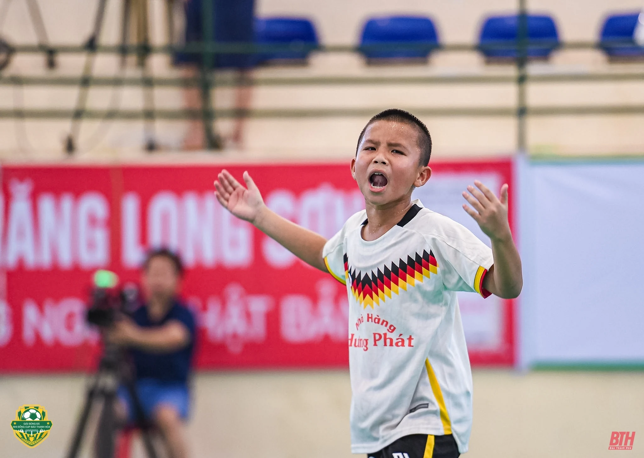 Khoảnh khắc cảm xúc: Nụ cười người chiến thắng, nước mắt người thua cuộc
