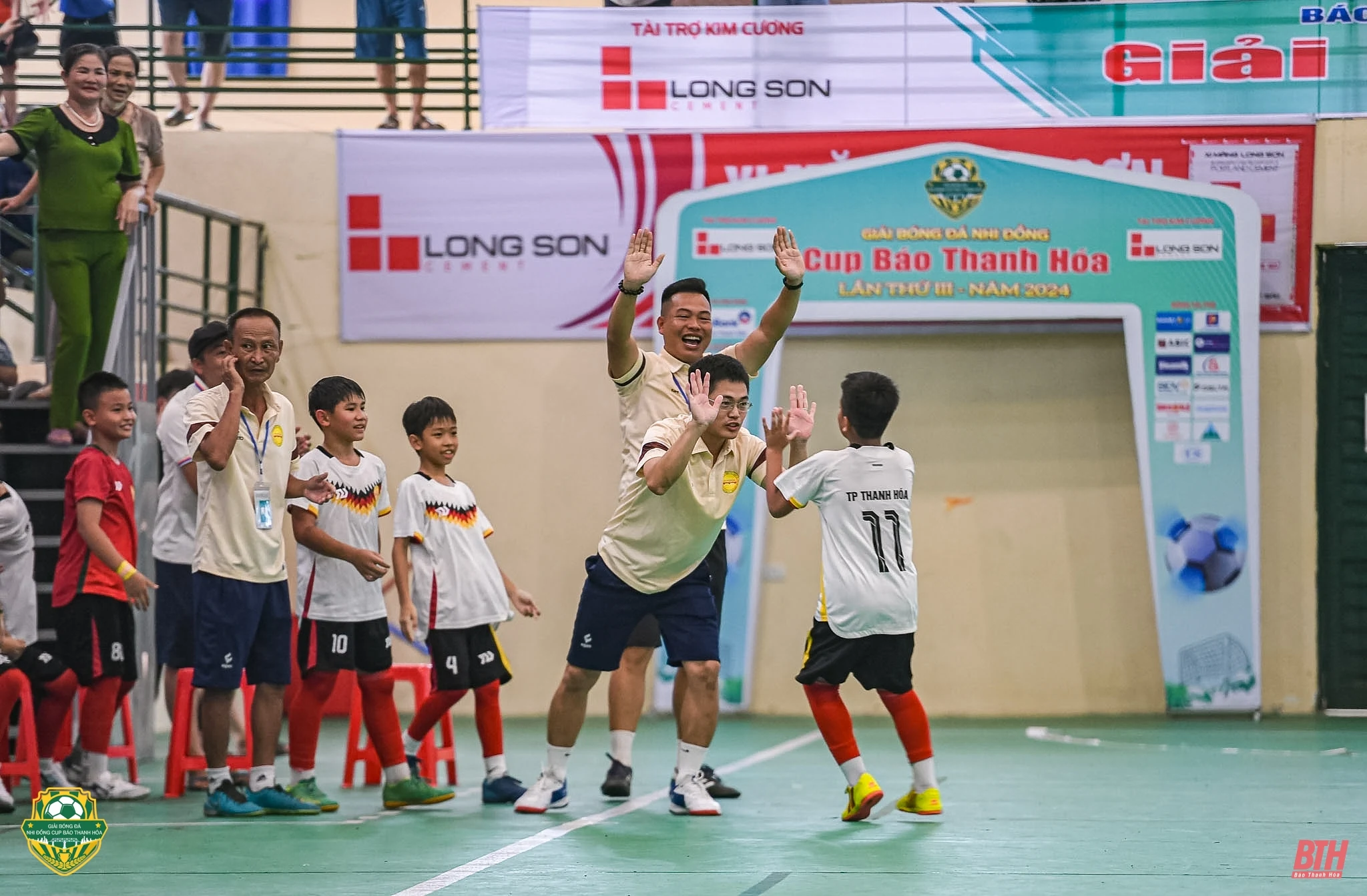 Khoảnh khắc cảm xúc: Nụ cười người chiến thắng, nước mắt người thua cuộc