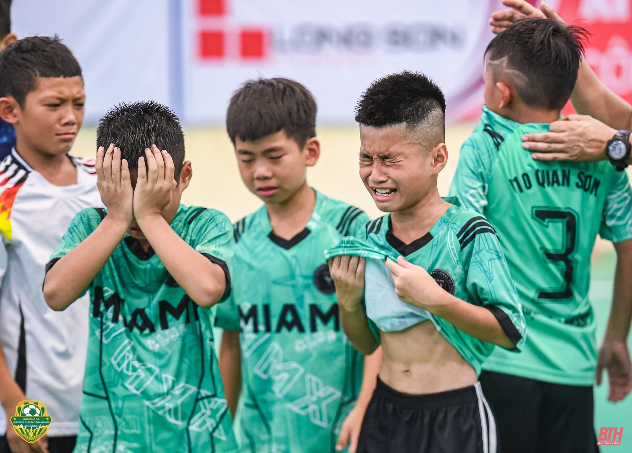 Khoảnh khắc cảm xúc: Nụ cười người chiến thắng, nước mắt người thua cuộc