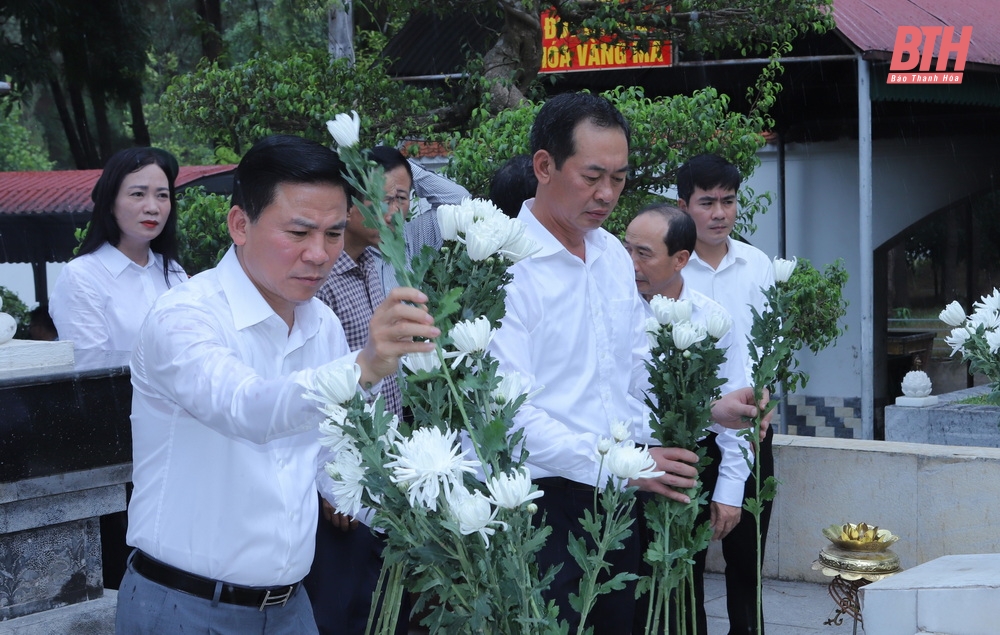 Bí thư Tỉnh ủy Đỗ Trọng Hưng dâng hương tại Khu di tích lịch sử quốc gia đặc biệt Ngã ba Đồng Lộc