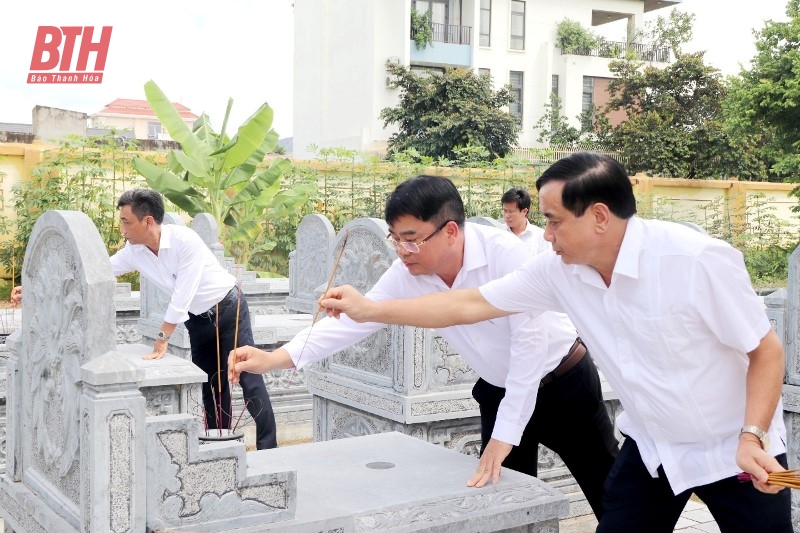 Đoàn đại biểu tỉnh viếng nghĩa trang liệt sĩ; thăm, tặng quà gia đình chính sách tại huyện Yên Định