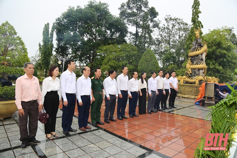 Đoàn đại biểu tỉnh Thanh Hóa viếng anh hùng liệt sĩ tại các nghĩa trang liệt sĩ TP Cần Thơ