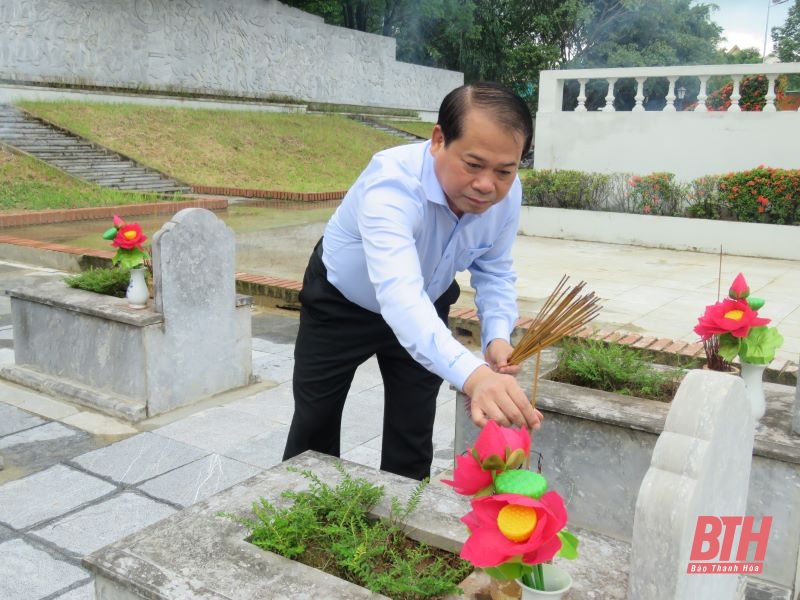 Trưởng Ban Tổ chức Tỉnh ủy Nguyễn Văn Hùng viếng nghĩa trang liệt sĩ và thăm, tặng quà cho gia đình chính sách