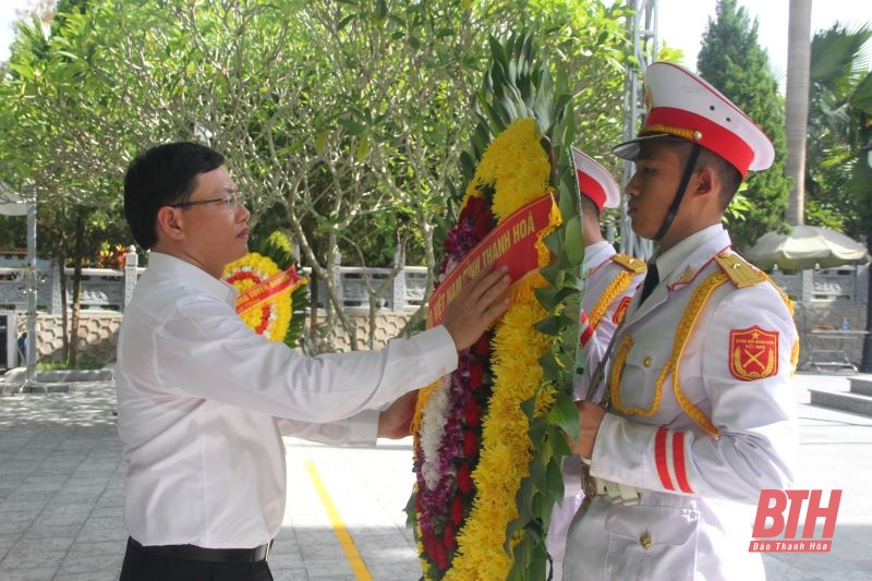 Đoàn đại biểu tỉnh Thanh Hóa viếng các anh hùng, liệt sỹ tại tỉnh Hà Giang