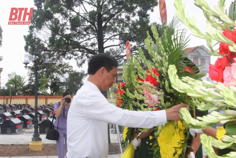 Phó trưởng Đoàn ĐBQH Mai Văn Hải viếng nghĩa trang liệt sĩ và thăm hỏi, tặng quà các gia đình chính sách các huyện Nga Sơn, Hoằng Hóa