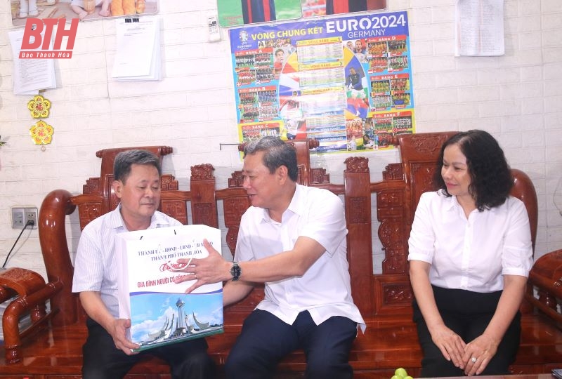 Bí thư Thành ủy TP Thanh Hoá Lê Anh Xuân thăm, tặng quà gia đình chính sách