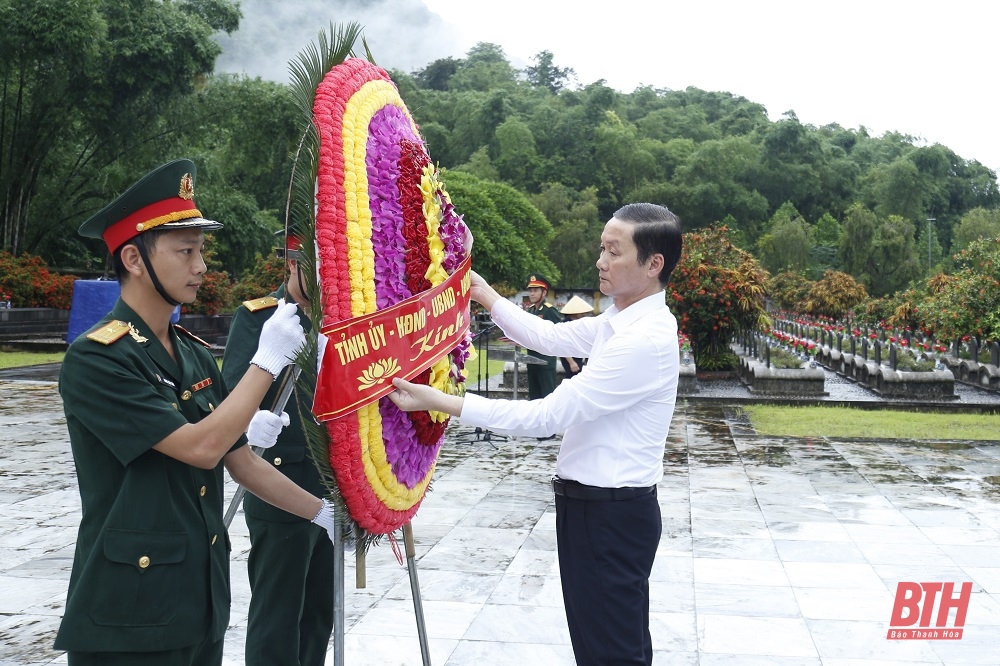 Chủ tịch UBND tỉnh Đỗ Minh Tuấn viếng Nghĩa trang liệt sĩ Quốc tế Đồng Tâm và thăm, tặng quà các gia đình chính sách tại huyện Bá Thước