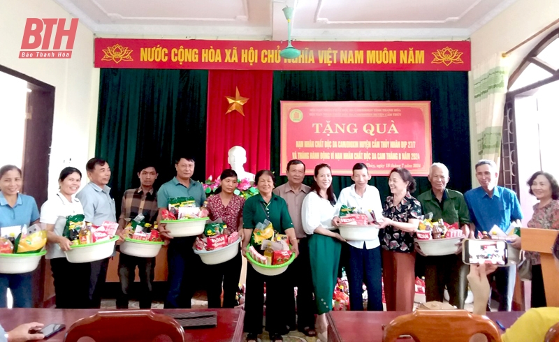 Tặng quà cho nạn nhân chất độc da cam/dioxin tại Cẩm Thủy và Nghi Sơn
