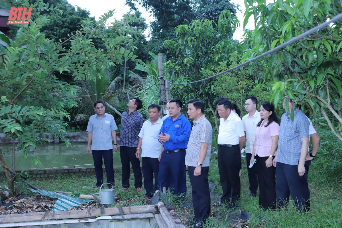 Bí thư Tỉnh ủy Đỗ Trọng Hưng thăm, tặng quà gia đình chính sách tại huyện Quan Sơn