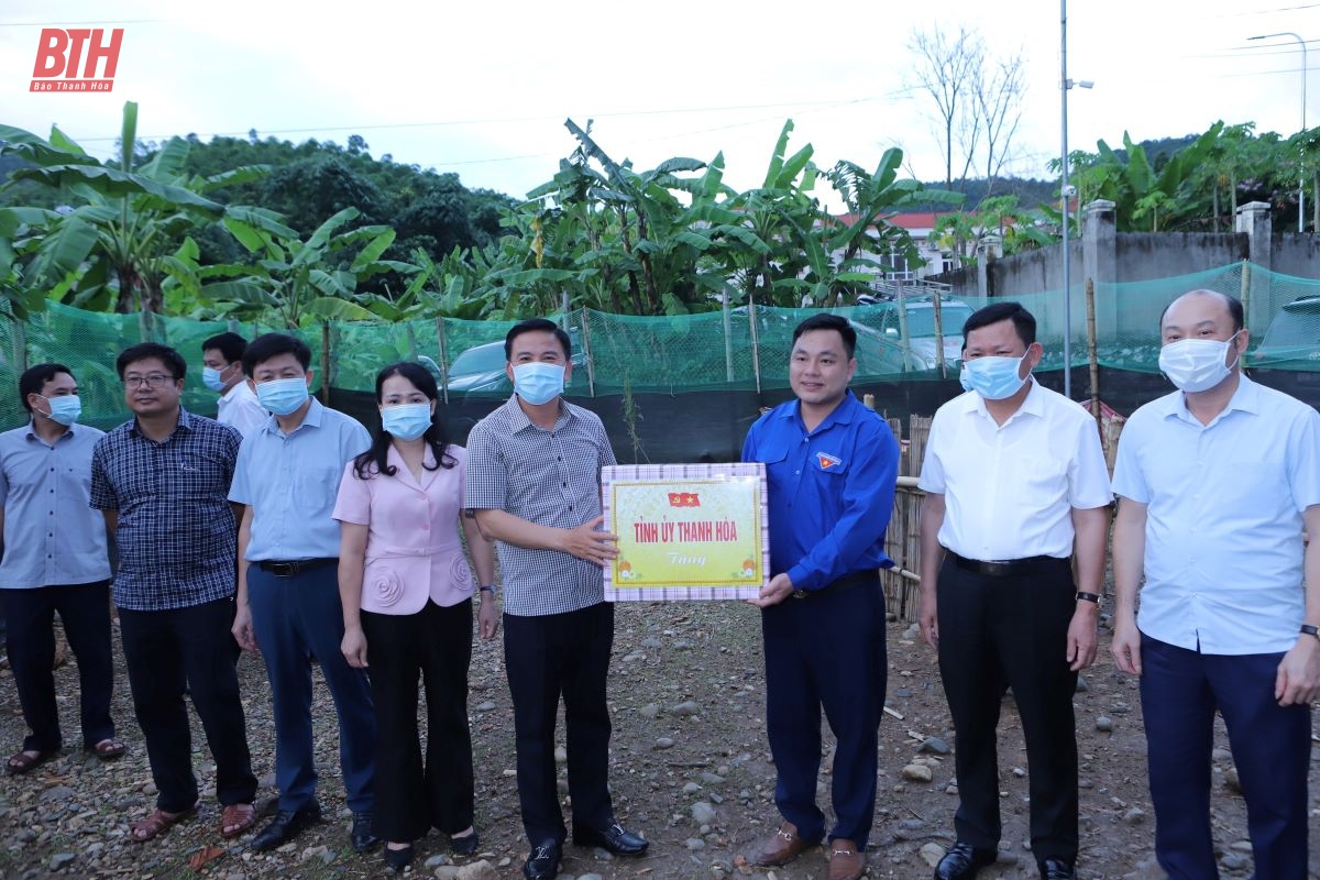 Bí thư Tỉnh ủy Đỗ Trọng Hưng thăm, tặng quà gia đình chính sách tại huyện Quan Sơn