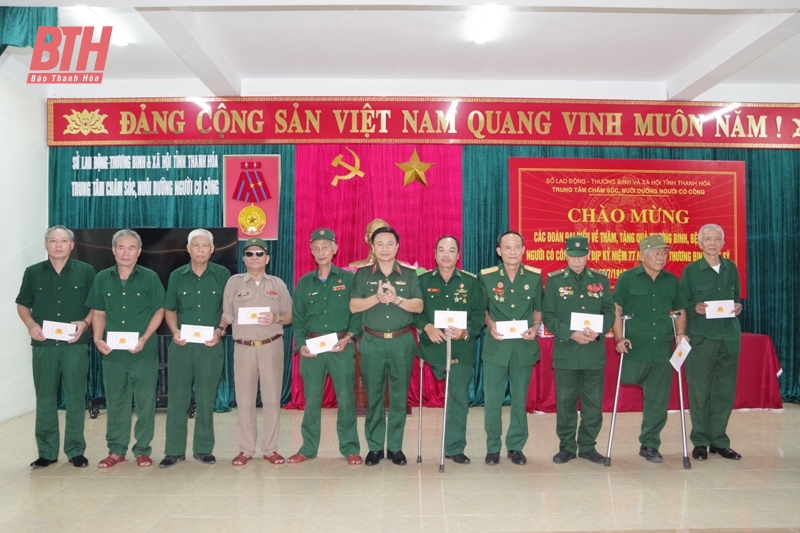 Đoàn công tác Quân khu 4 dâng hoa, dâng hương tưởng niệm liệt sĩ và thăm, tặng quà các thương binh, bệnh binh 