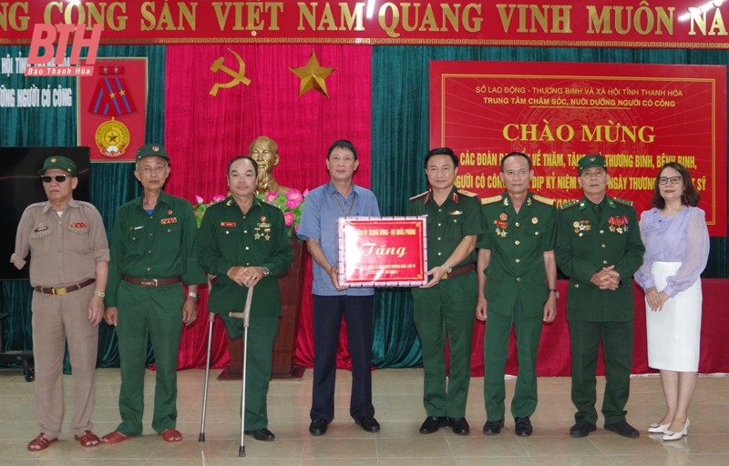 Đoàn công tác Quân khu 4 dâng hoa, dâng hương tưởng niệm liệt sĩ và thăm, tặng quà các thương binh, bệnh binh 
