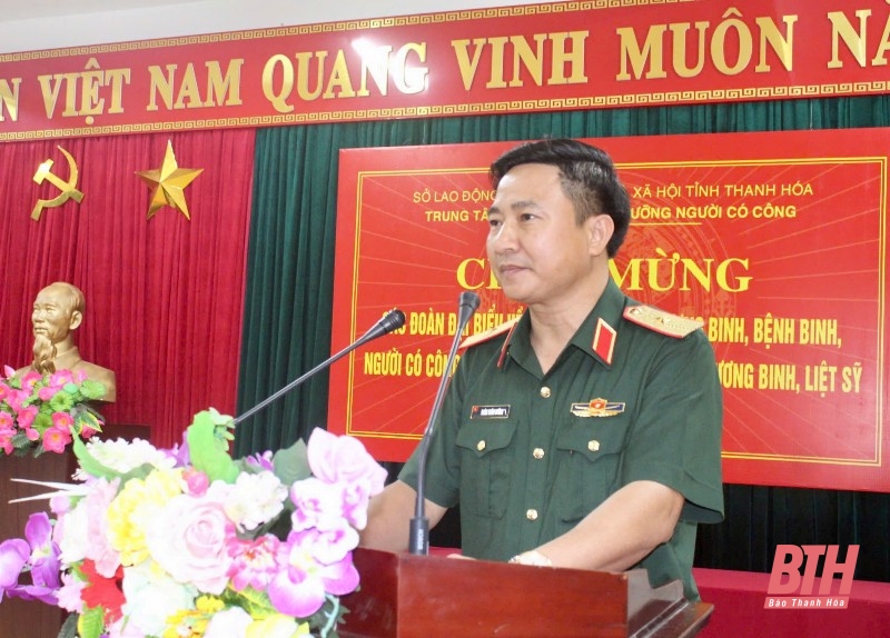 Đoàn công tác Quân khu 4 dâng hoa, dâng hương tưởng niệm liệt sĩ và thăm, tặng quà các thương binh, bệnh binh 