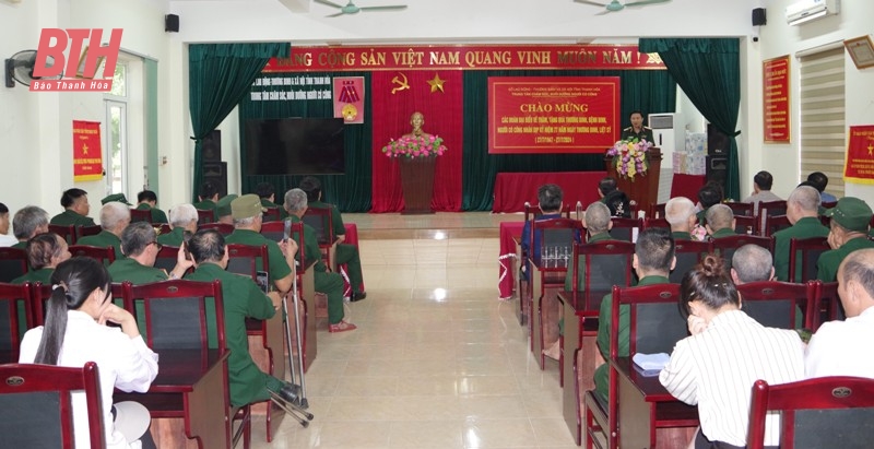 Đoàn công tác Quân khu 4 dâng hoa, dâng hương tưởng niệm liệt sĩ và thăm, tặng quà các thương binh, bệnh binh 
