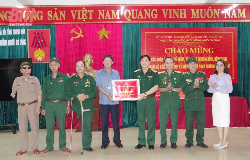Đoàn công tác Quân khu 4 dâng hoa, dâng hương tưởng niệm liệt sĩ và thăm, tặng quà các thương binh, bệnh binh 