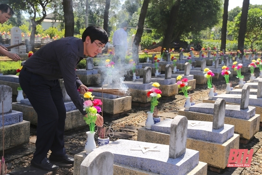 Phó Bí thư Tỉnh ủy Trịnh Tuấn Sinh viếng các Anh hùng liệt sĩ tại Thành cổ Quảng Trị và Đài tưởng niệm Trung đội Mai Quốc Ca