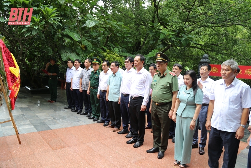 Phó Bí thư Tỉnh ủy Trịnh Tuấn Sinh viếng mộ Đại tướng Võ Nguyên Giáp, hang Tám Cô và các nghĩa trang liệt sĩ tại tỉnh Quảng Bình, Quảng Trị