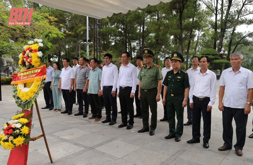 Phó Bí thư Tỉnh ủy Trịnh Tuấn Sinh viếng mộ Đại tướng Võ Nguyên Giáp, hang Tám Cô và các nghĩa trang liệt sĩ tại tỉnh Quảng Bình, Quảng Trị