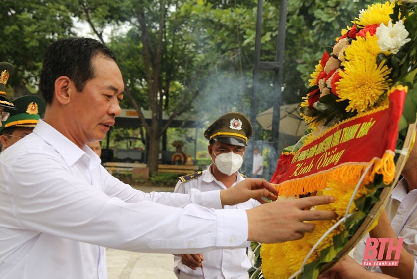 Phó Bí thư Tỉnh ủy Trịnh Tuấn Sinh viếng mộ Đại tướng Võ Nguyên Giáp, hang Tám Cô và các nghĩa trang liệt sĩ tại tỉnh Quảng Bình, Quảng Trị