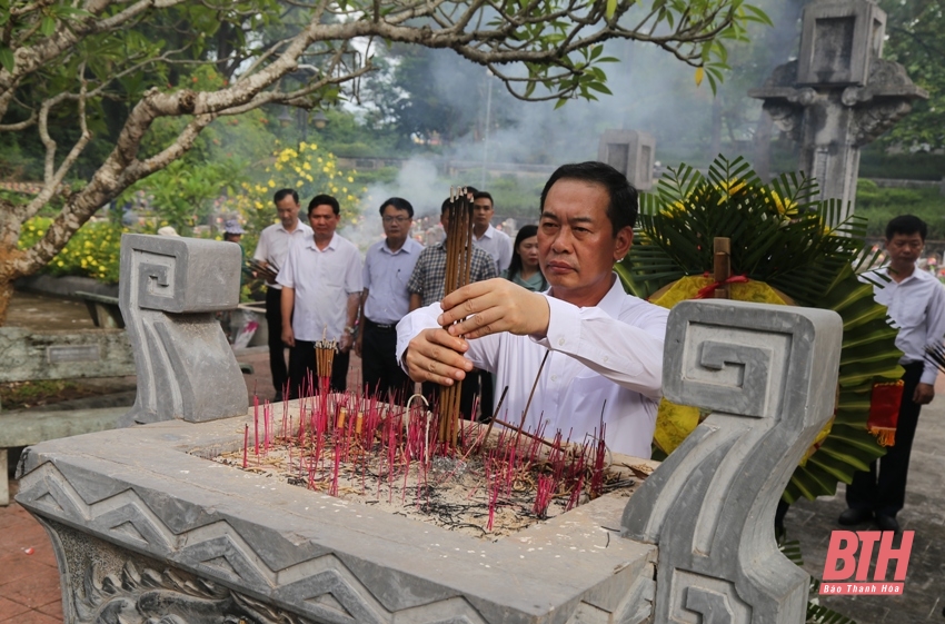 Phó Bí thư Tỉnh ủy Trịnh Tuấn Sinh viếng mộ Đại tướng Võ Nguyên Giáp, hang Tám Cô và các nghĩa trang liệt sĩ tại tỉnh Quảng Bình, Quảng Trị