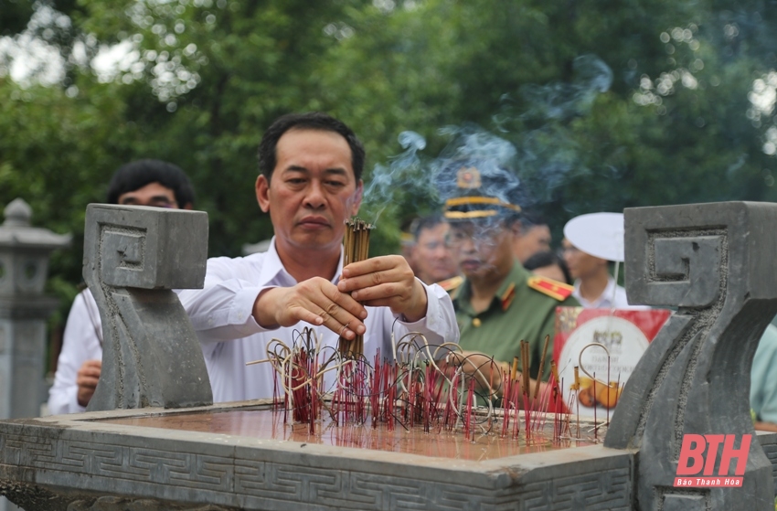 Phó Bí thư Tỉnh ủy Trịnh Tuấn Sinh viếng mộ Đại tướng Võ Nguyên Giáp, hang Tám Cô và các nghĩa trang liệt sĩ tại tỉnh Quảng Bình, Quảng Trị